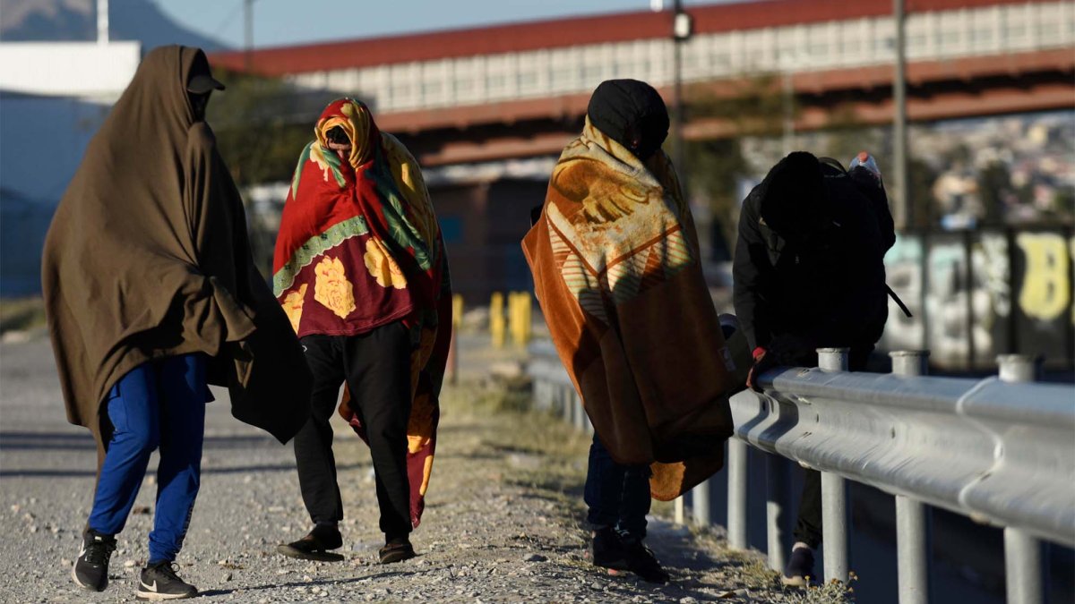 Entre el frío y la incertidumbre: migrantes esperan con ansias fallo sobre el Título 42