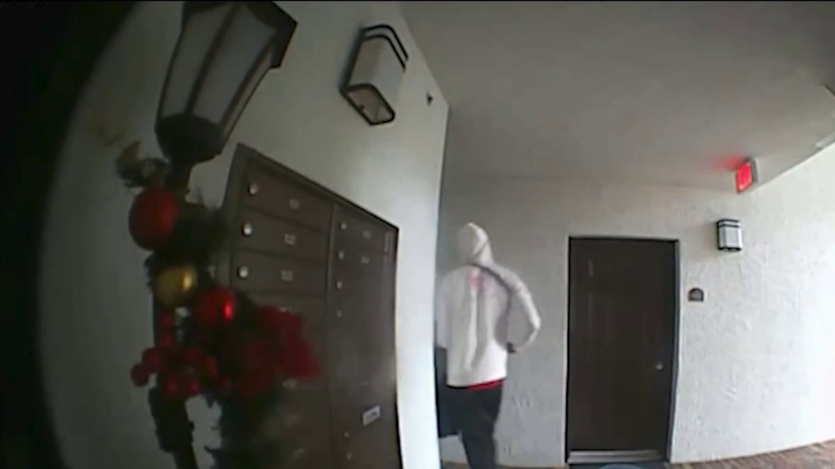 Revelan video de hombre acusado de robar regalos de Navidad en casas de Miami