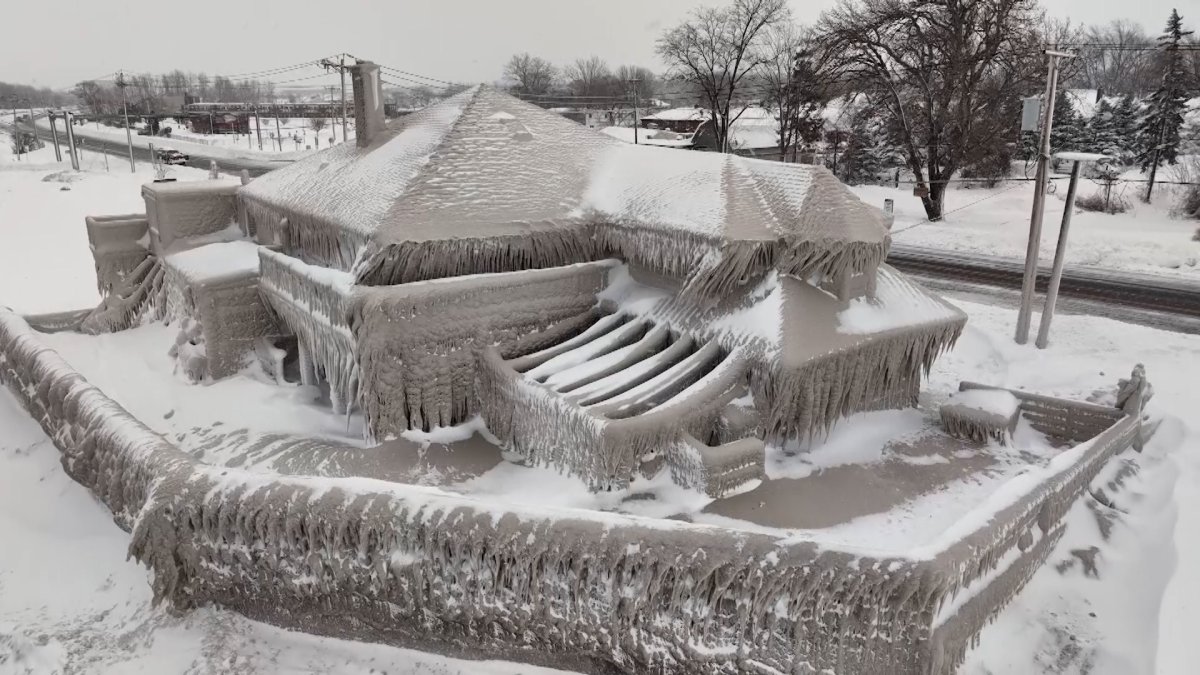 restaurante queda cubierto de hielo por tormenta invernal