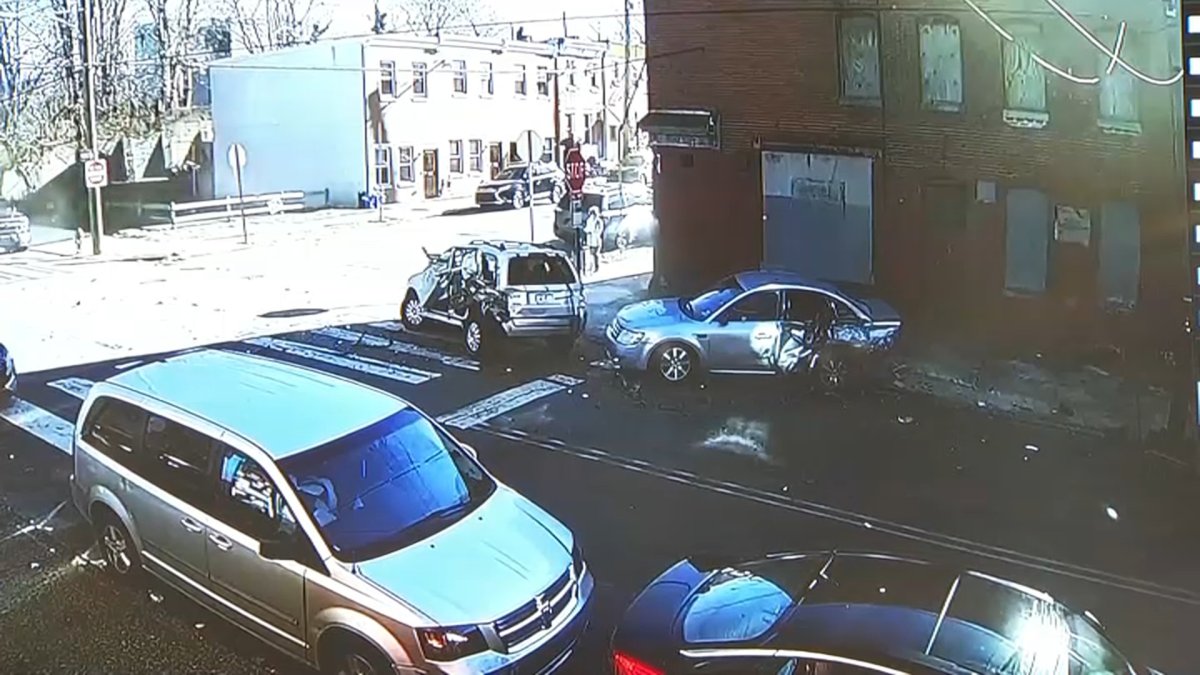 Chofer en camioneta hurtada chocó contra autos estacionados matando a una pasajera en Filadelfia