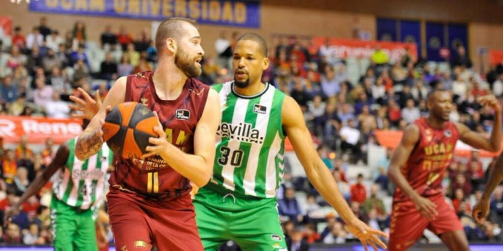 76-72: El UCAM rompe su mala racha aunque acaba sufriendo tras ir 20 arriba