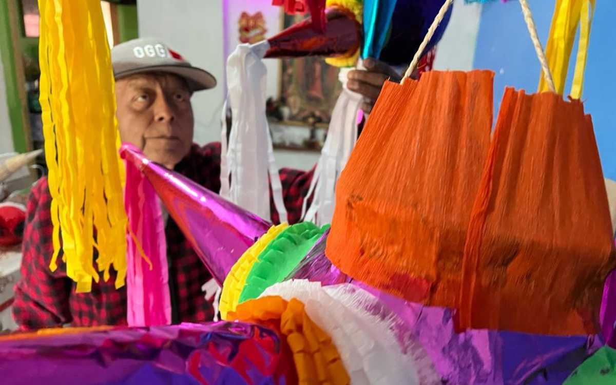 Abuelito oaxaqueño que vive con cáncer elabora piñatas para pagar su tratamiento