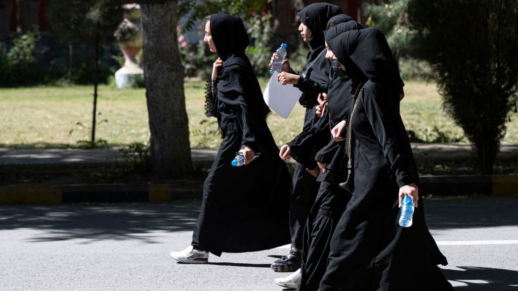 Afganistán: el Talibán prohíbe a las mujeres asistir a la universidad
