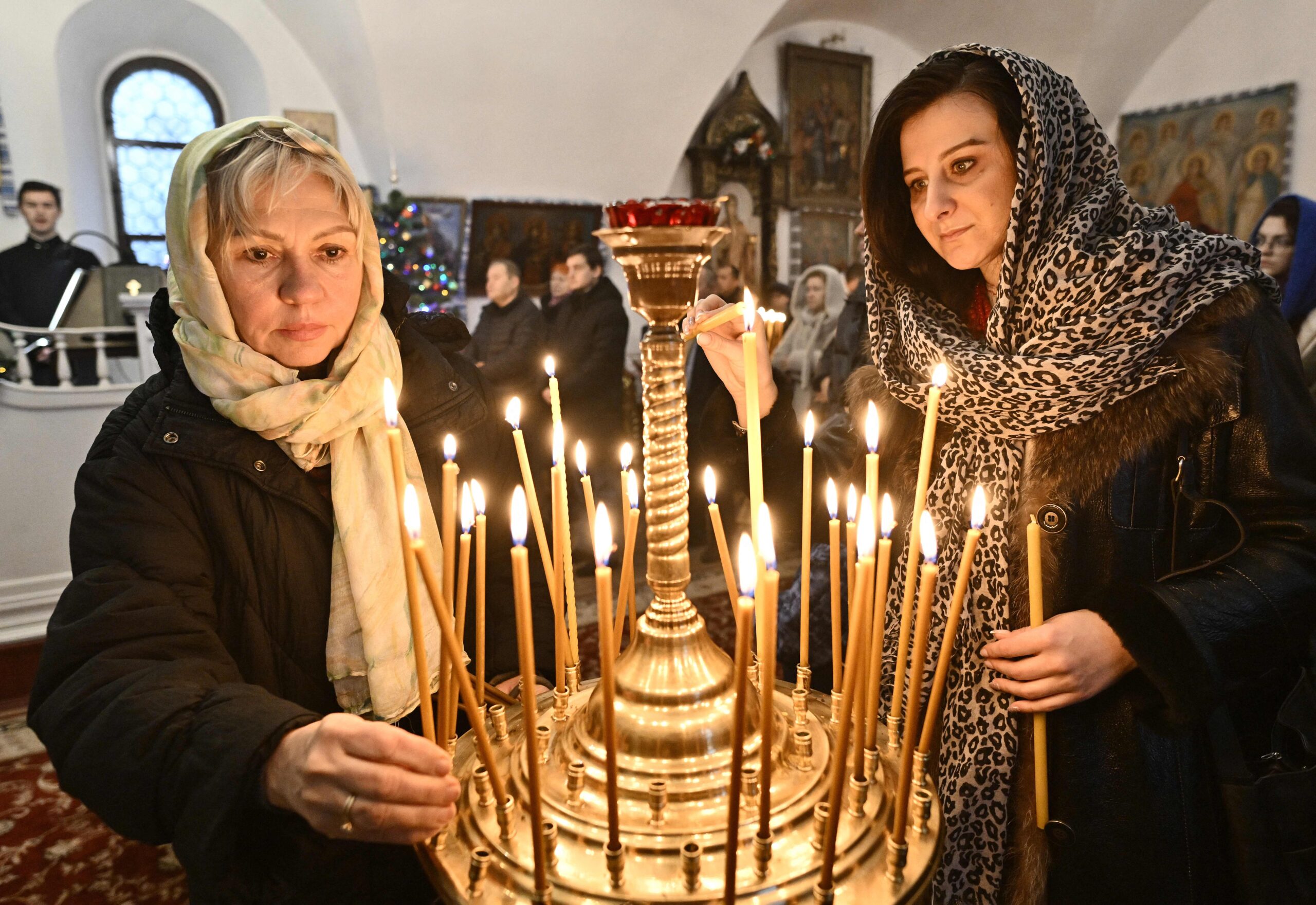 Algunos ucranianos adelantan las celebraciones navideñas de enero a diciembre, desafiando la tradición rusa