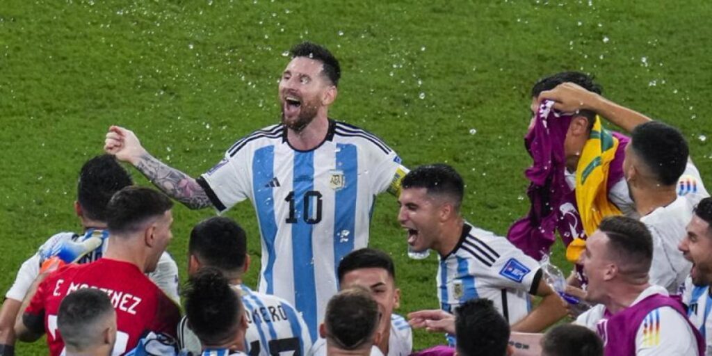 Argentina sufre al final pero Messi ya está en cuartos
