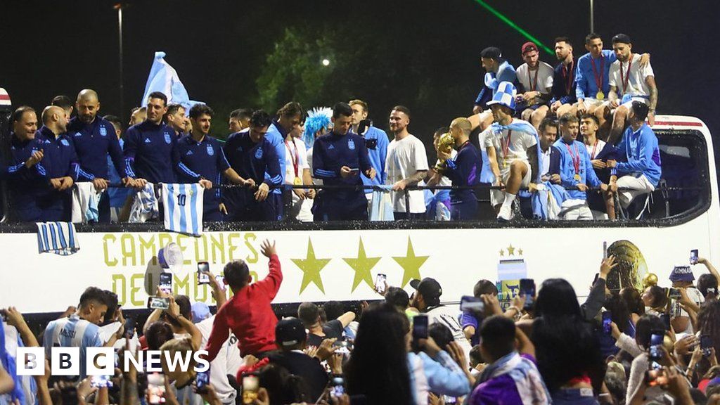 Argentina triunfante recibe bienvenida de héroes en Buenos Aires