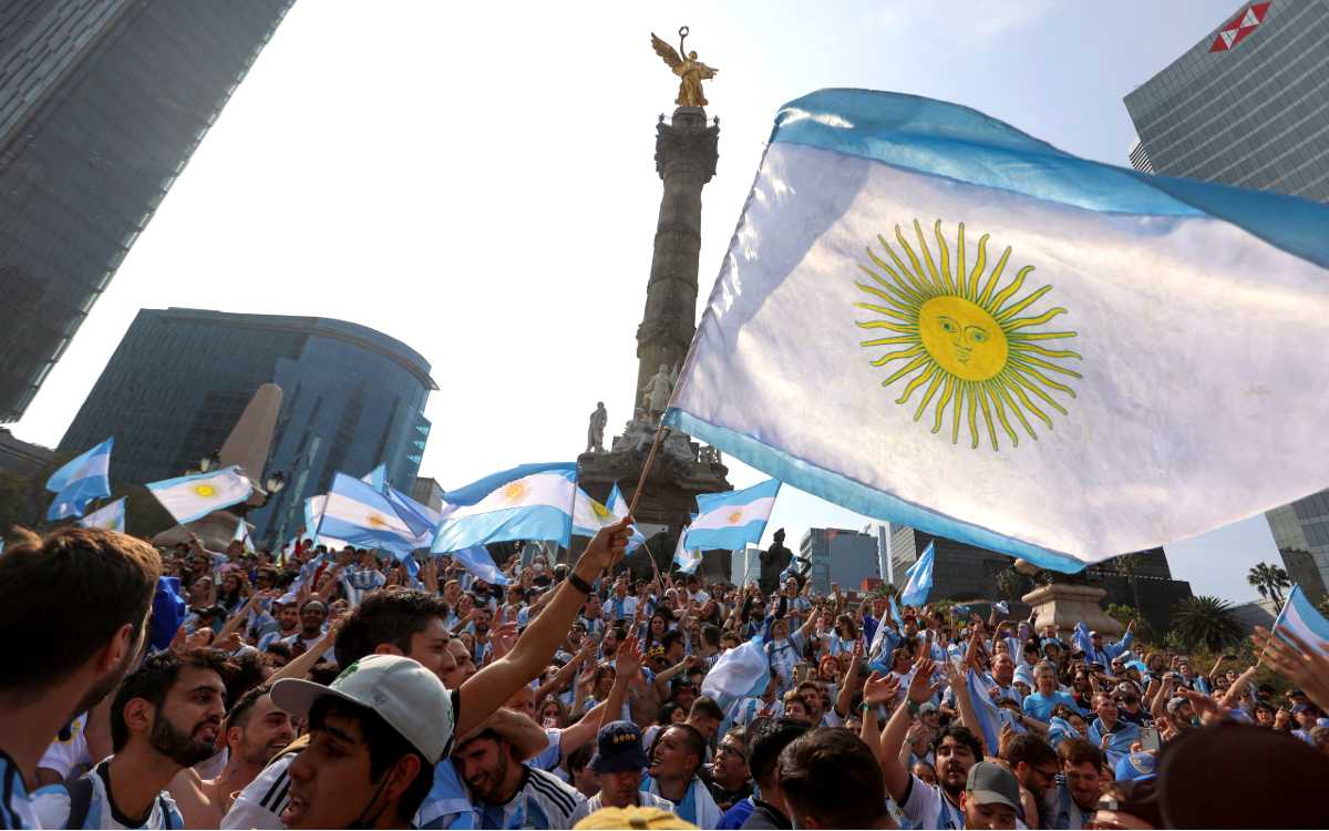 Argentinos (y colados) celebran en el Ángel de la Independencia