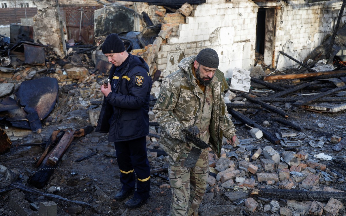 Autoridades de Ucrania hallan en Jersón una fosa común y cadáveres con indicios de tortura