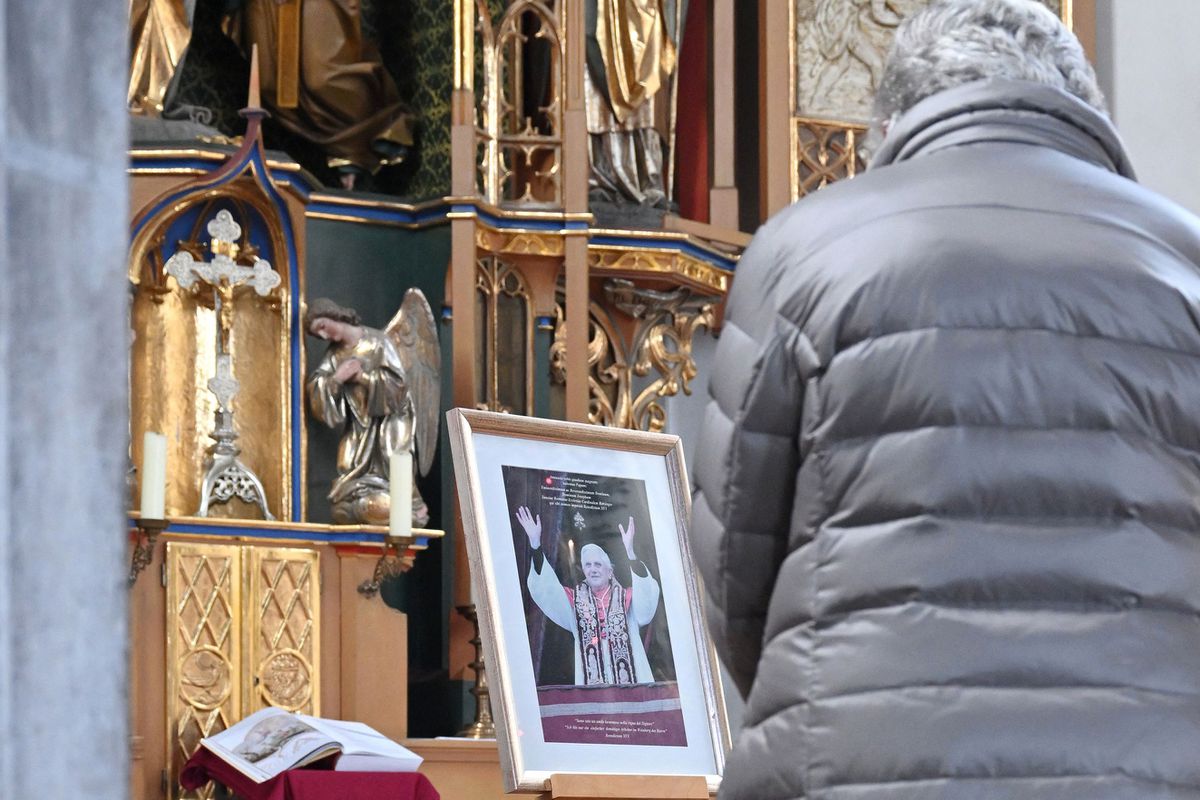 Benedicto XVI está “grave”, pero  “estable y absolutamente lúcido”, según el Vaticano