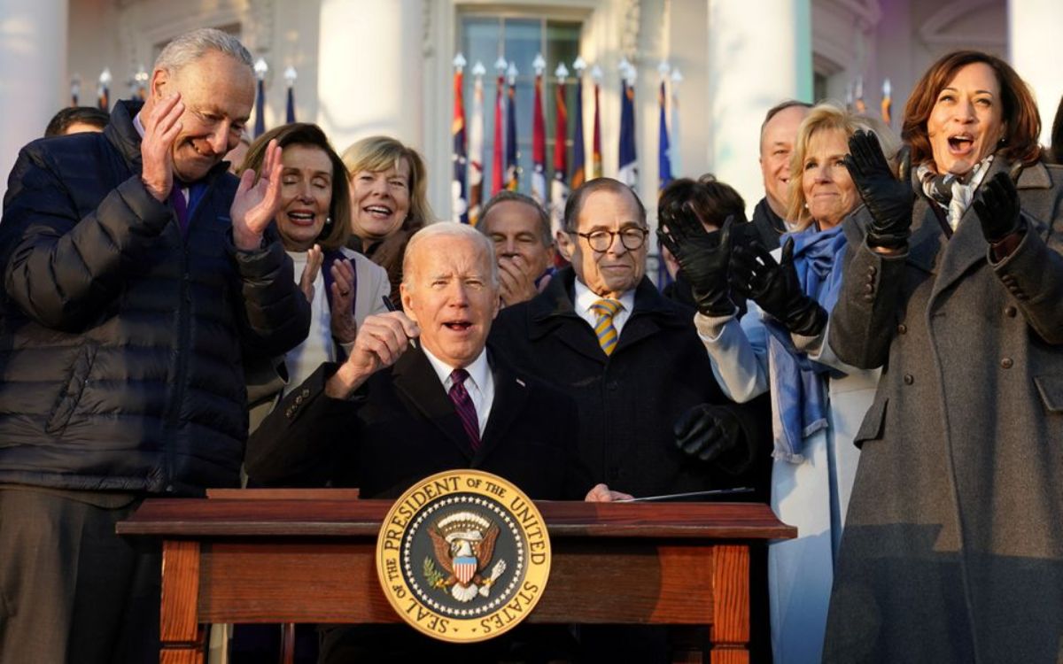 Biden firmó ley que protege matrimonio igualitario al ritmo de Cindy Lauper