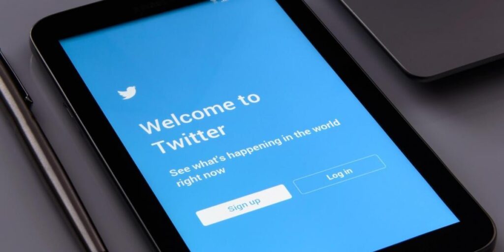 Cambian los verificados de Twitter: ¿Qué diferencia hay entre el check azul y el dorado?