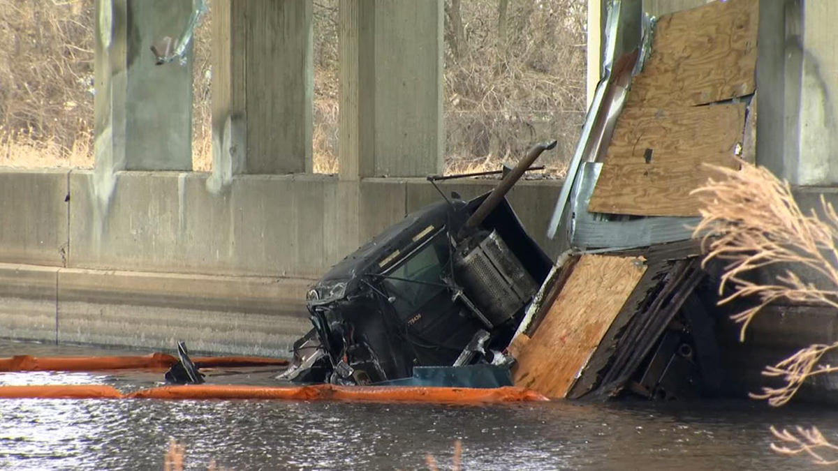 Camión de UPS se estrella, se incendia y queda colgado de un puente en Indiana