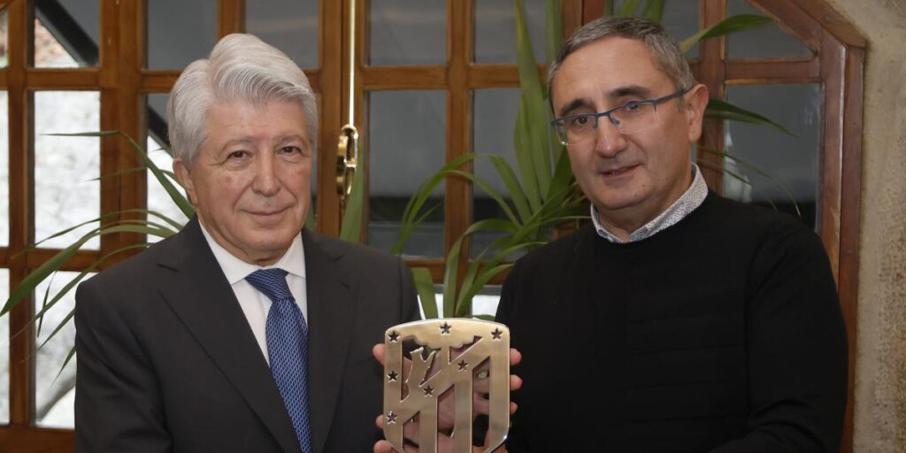 Cerezo se volvió de Carballiño con un curioso regalo del presidente del Arenteiro