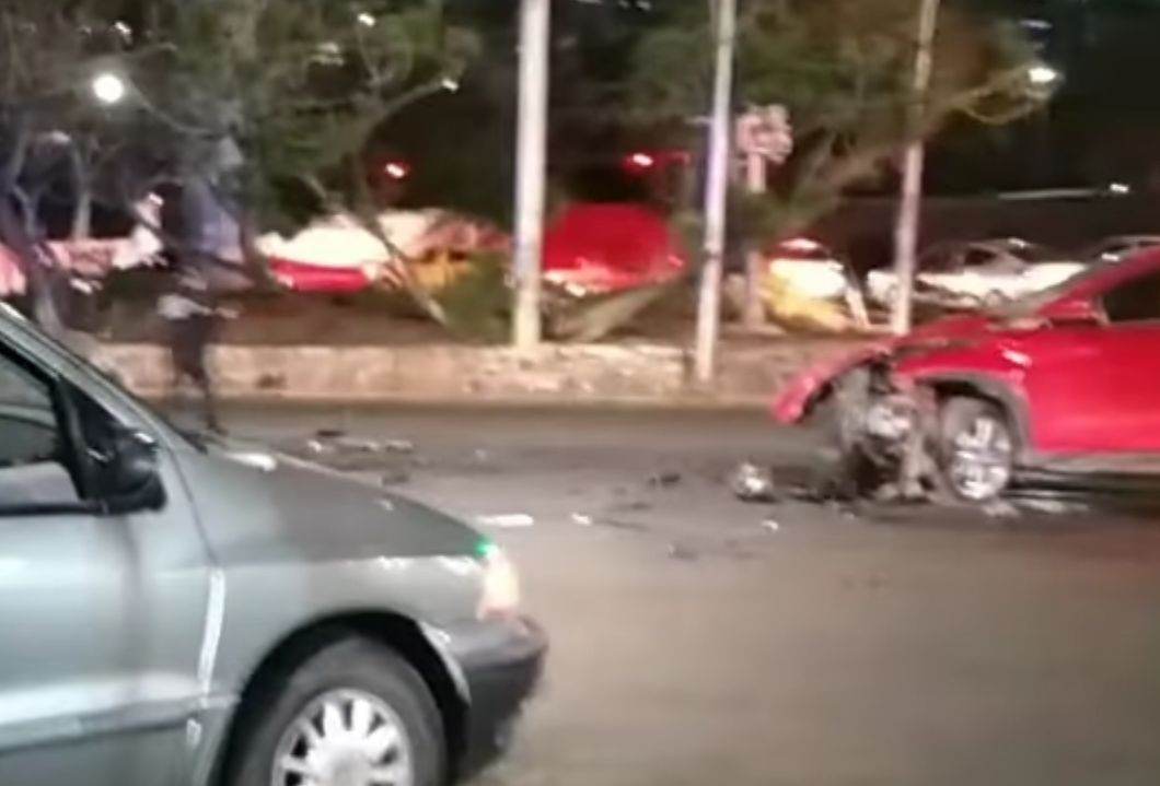 Choca patrulla de POES contra auto en esquina de Corregidora Norte y Avenida Constitución, en Querétaro
