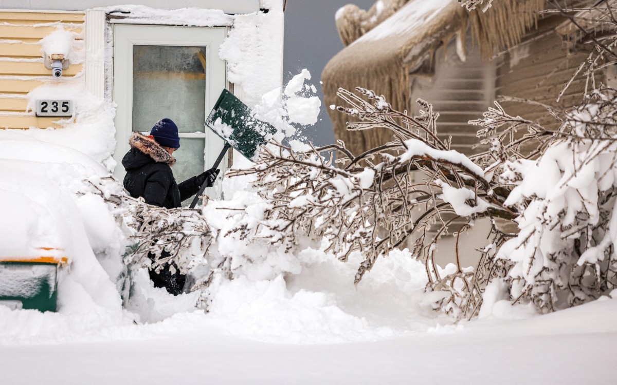 Continúan labores de rescate en NY tras tormenta invernal