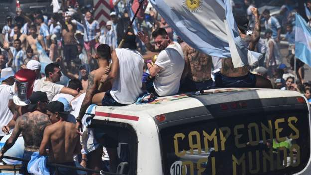 Copa del Mundo 2022: Argentina abandona desfile de autobuses de Buenos Aires en medio de escenas de júbilo