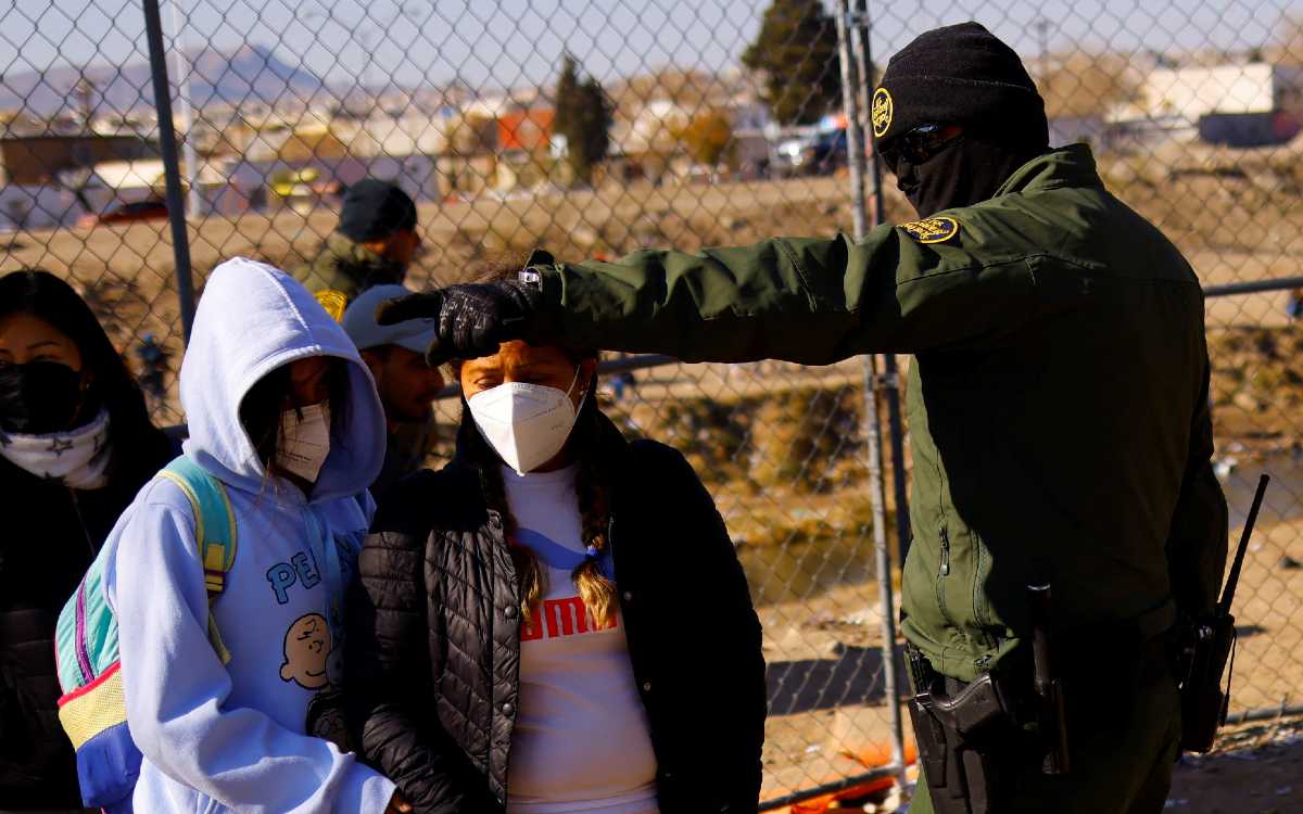 Corte Suprema de EU congela fin de restricciones fronterizas de pandemia