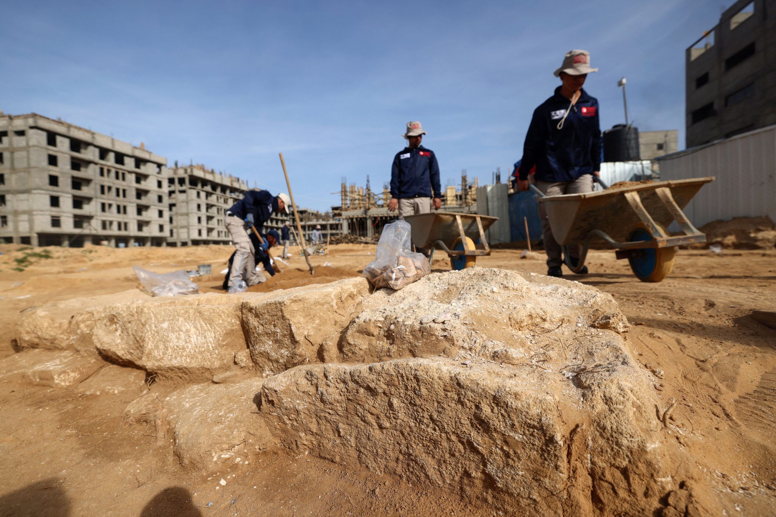 Descubrimiento histórico: autoridades de Gaza hallan más de 60 tumbas, algunas del siglo II