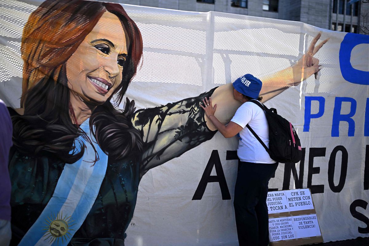 El Gobierno argentino arremete contra el poder judicial tras la condena por corrupción a Kirchner