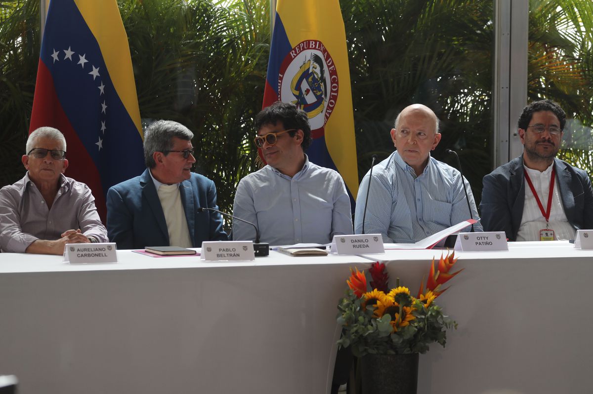 El Gobierno colombiano y el ELN trasladan su negociación a México