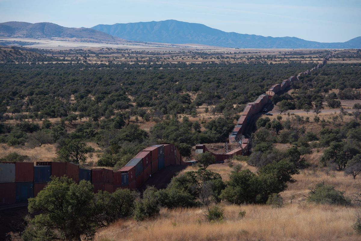 El Gobierno de Biden demanda a Arizona para que retire de la frontera el muro de contenedores con alambre de púas