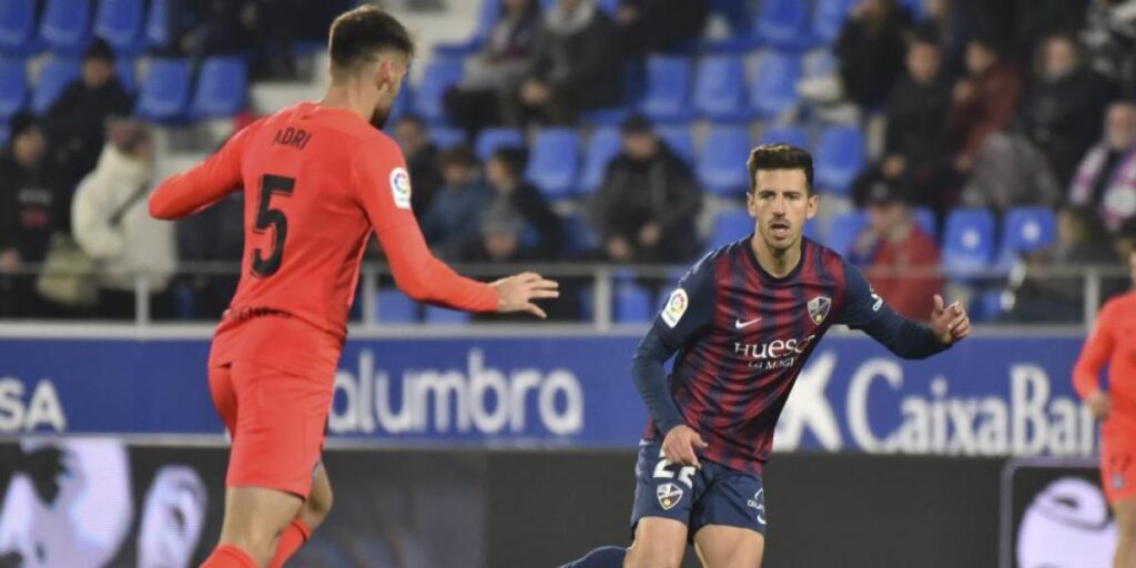 El Huesca, de penalti de VAR, vuelve a ganar más de un mes después