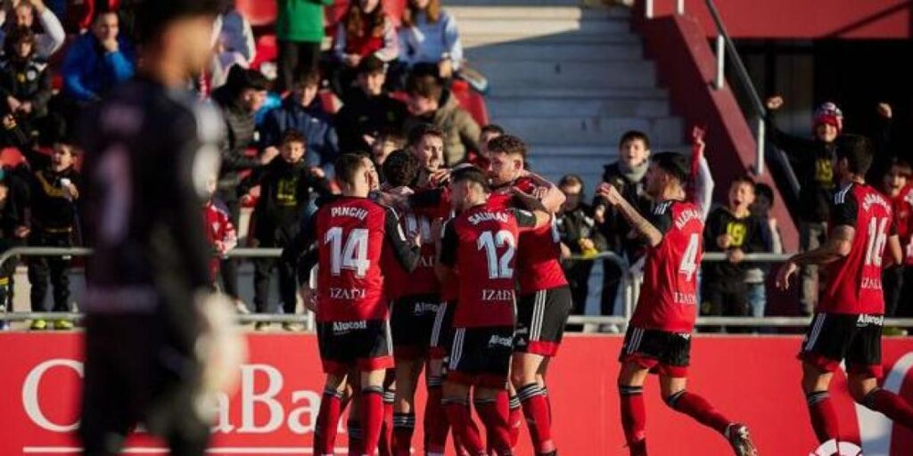 El Mirandés gana a la 'Ponfe' con sufrimiento y sigue escalando posiciones