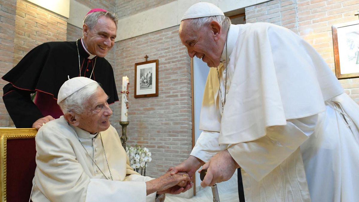 El Papa pide “una oración especial” por Benedicto XVI que está “muy enfermo”