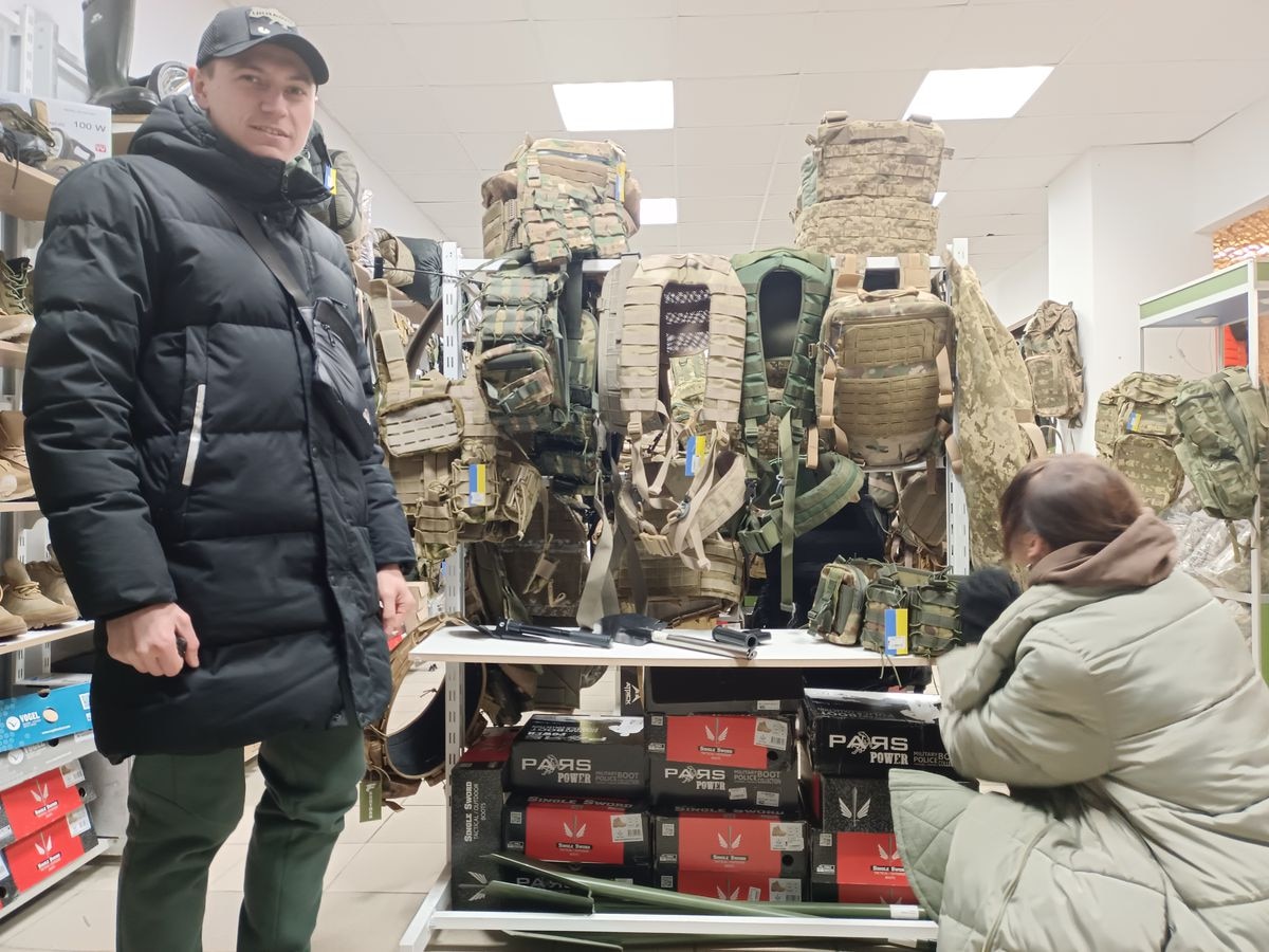 El boyante negocio de vender equipación militar en Ucrania: “Lo que más compran es ropa térmica; ya hace frío”