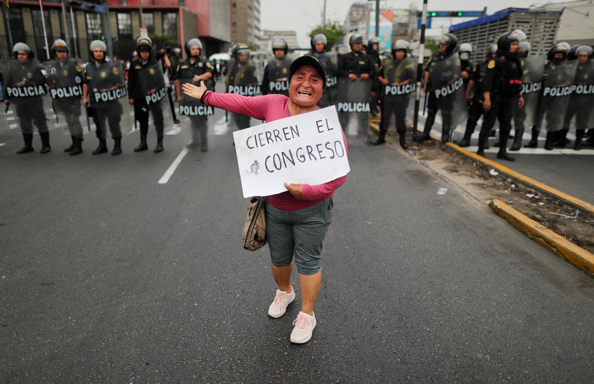 El caos político y la violencia agravan la crisis en Perú