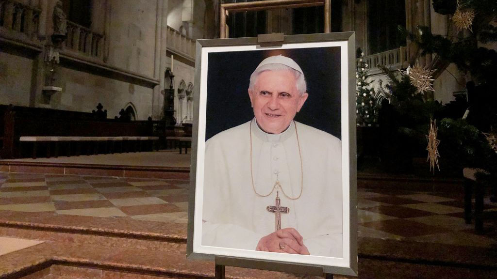 El papa emérito Benedicto XVI sigue grave pero “estable”; pudo asistir a una misa