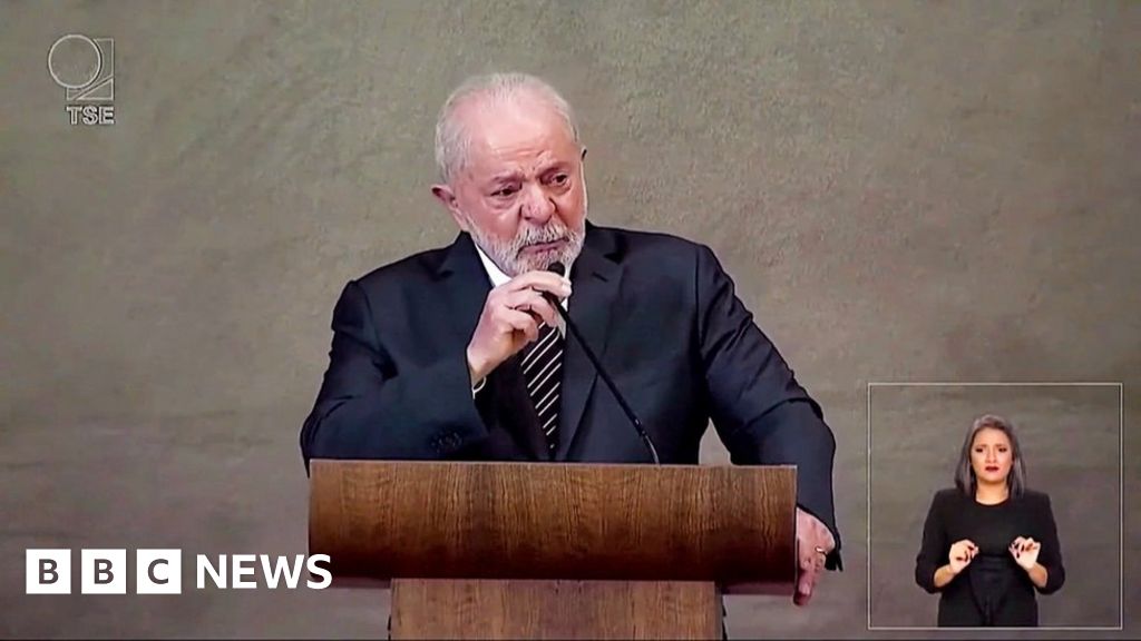El presidente Lula de Brasil derrama lágrimas en la ceremonia electoral