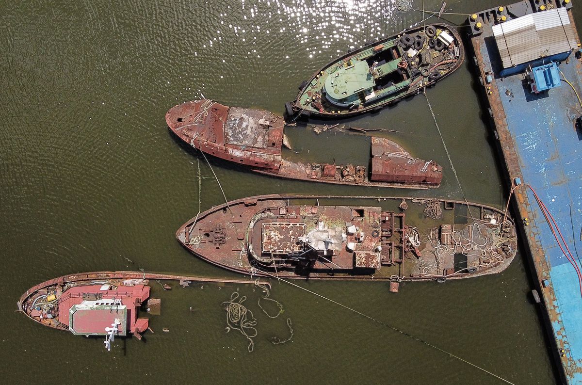 El tóxico cementerio de barcos abandonados en Brasil