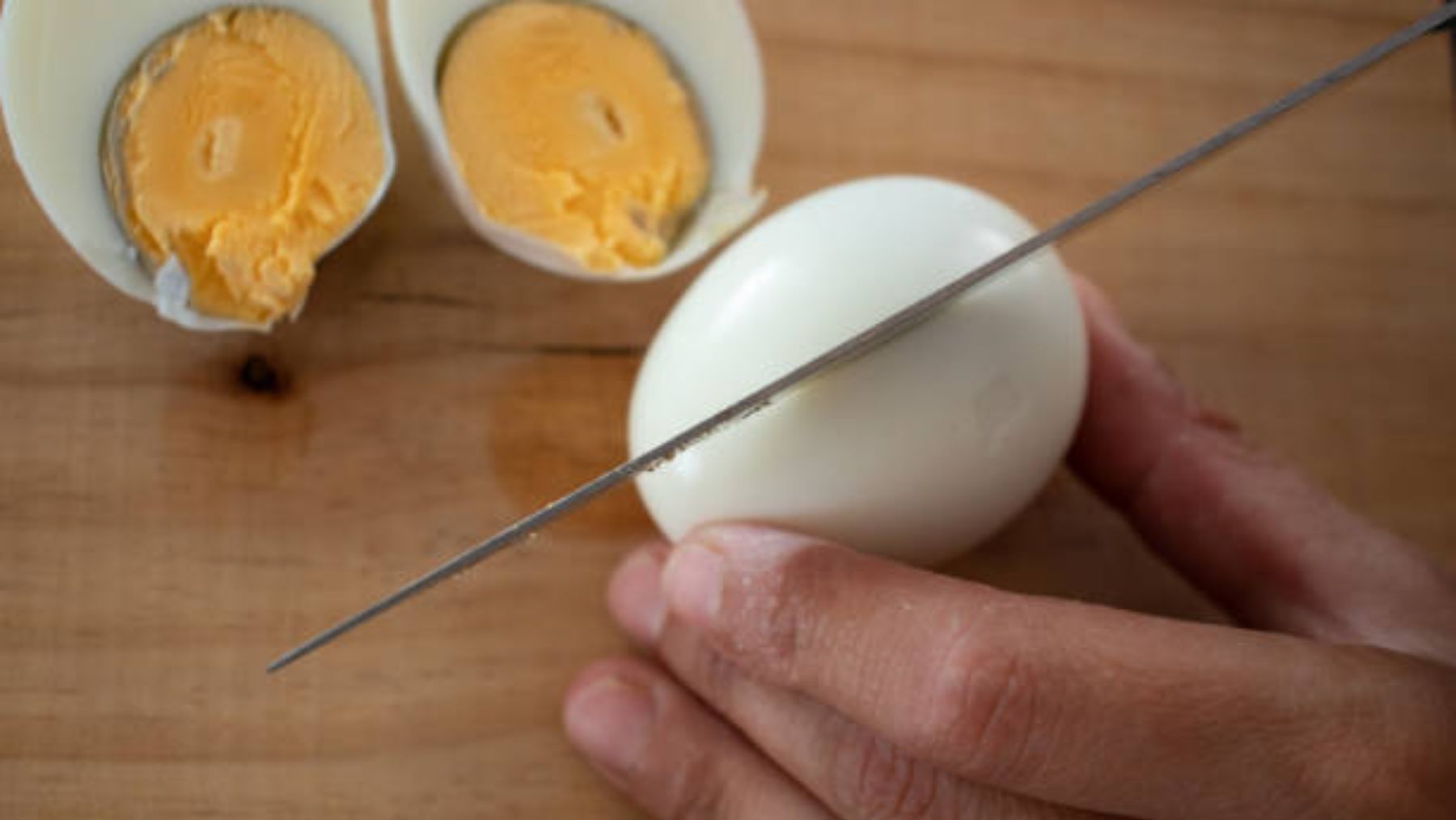 El truco para cortar huevos duros que arrasa y que querrás probar