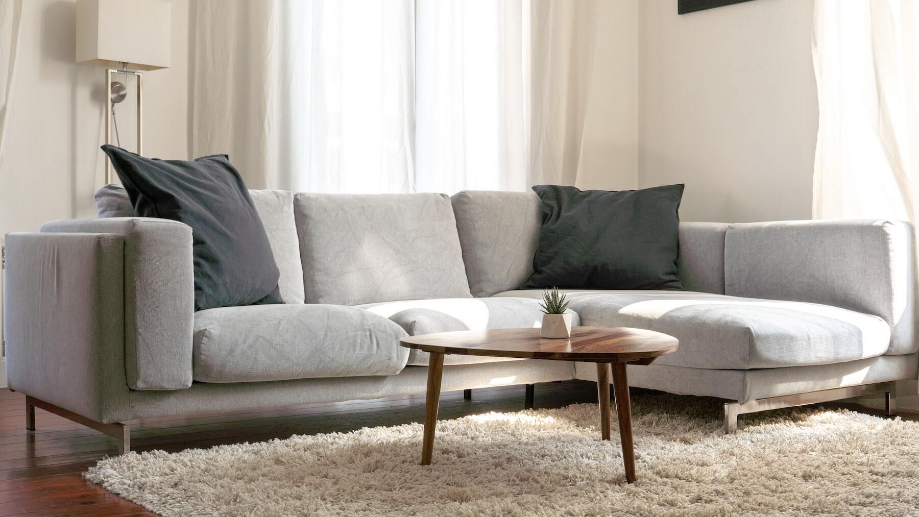 El truco que necesitas saber para quitar las manchas de tu sofá de manera fácil, barata y rápida