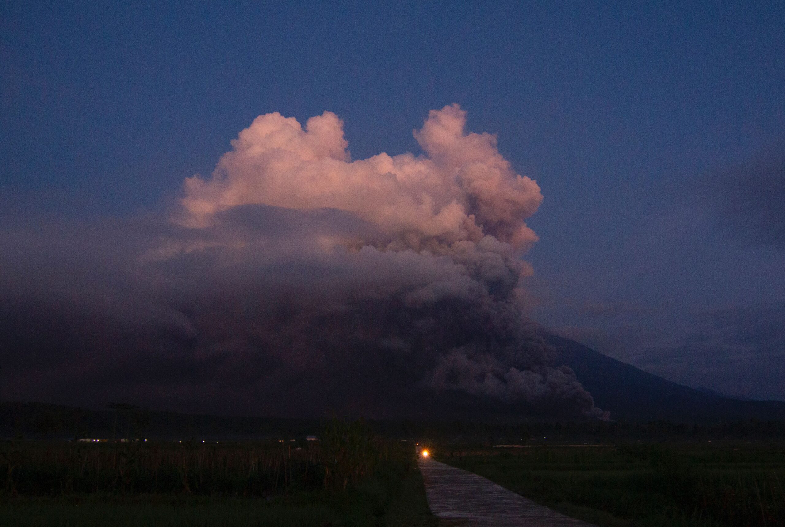 El volcán más alto de Indonesia erupciona y cubre las poblaciones de ceniza