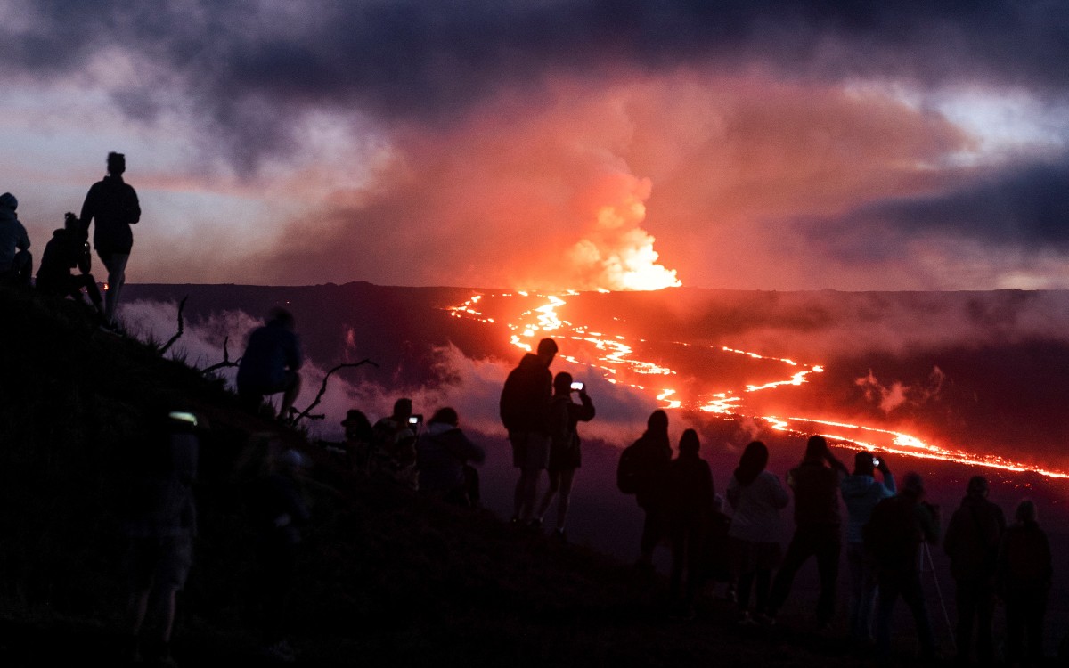 Erupción del volcán Mauna Loa: curiosos acuden a ver el espectáculo natural | Video