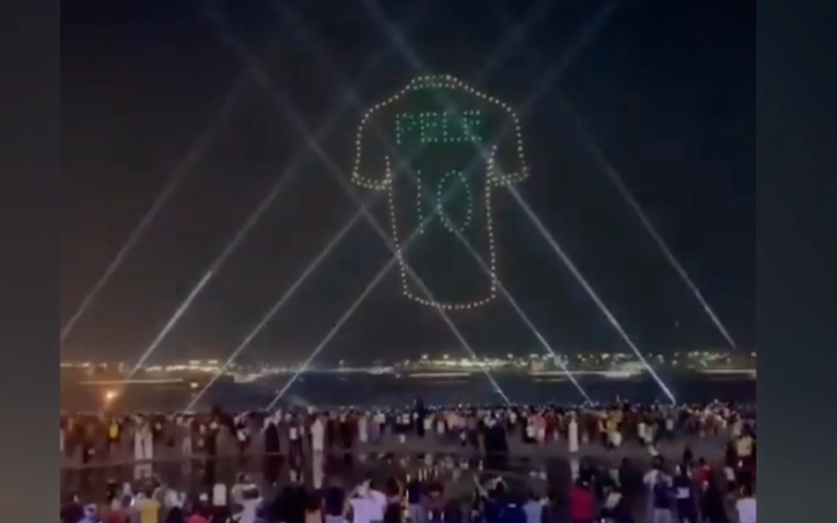 FIFA rinde emotivo homenaje a Pelé con drones | Video