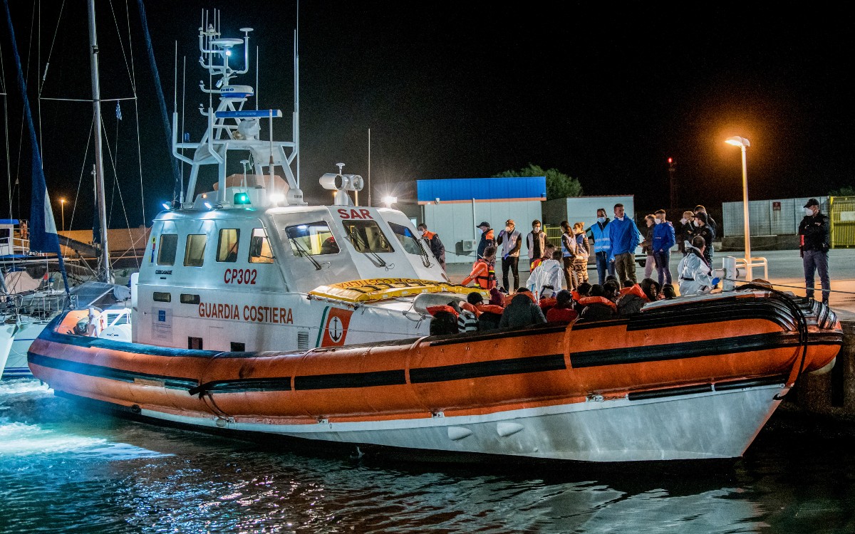 Gobierno de Italia podrá confiscar barcos de organización que rescata migrantes del naufragio