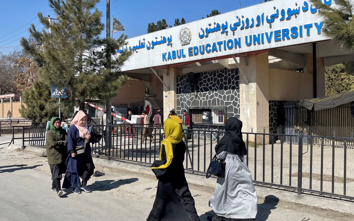 Gobierno talibán veta acceso a la universidad a mujeres en Afganistán