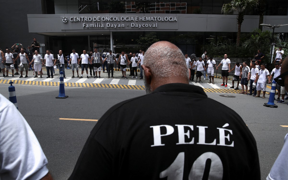 Hacen aficionados vigilia frente al hospital donde está internando Pelé | Fotogalería