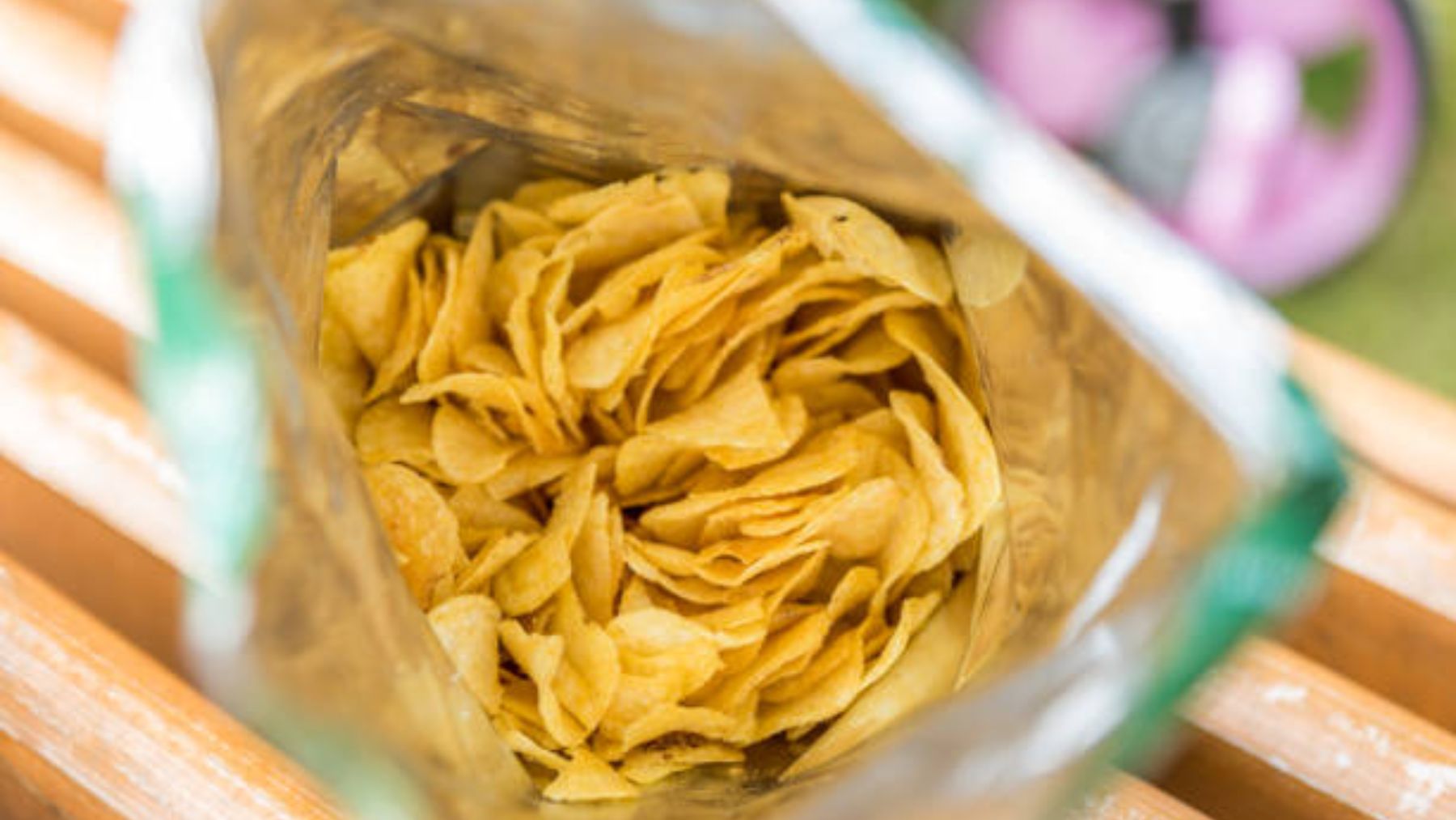 La curiosa razón por la que deberías guardar tus bolsas de patatas en el congelador