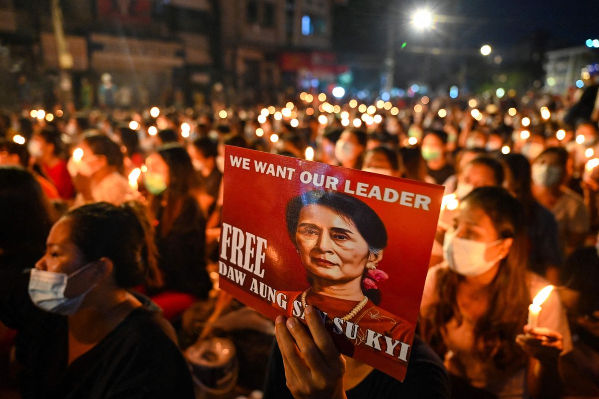 La junta militar de Myanmar condena a otros siete años de cárcel a Suu Kyi por corrupción