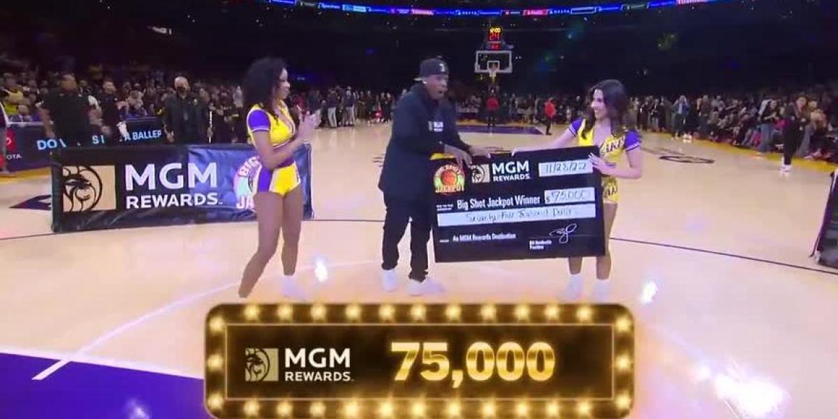 La lotería de los Lakers: otro aficionado que se lleva el bote desde el medio campo