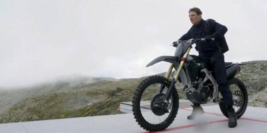 La última locura de Tom Cruise: se tira en moto por un precipicio en su nueva película