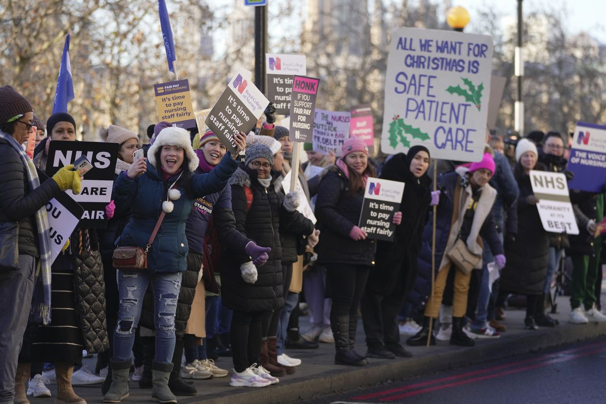 Las enfermeras del Reino Unido echan un pulso al Gobierno de Sunak con la primera huelga en su historia