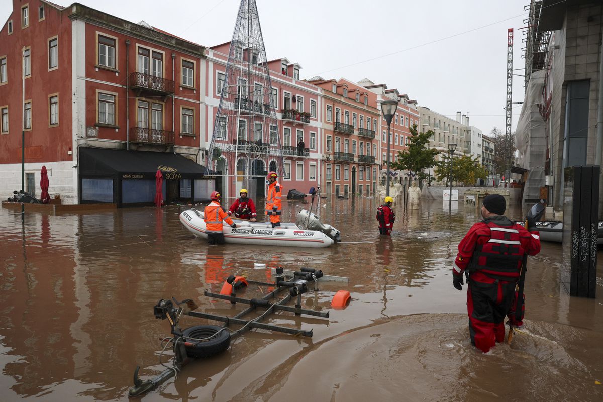 Las inundaciones obligan a cerrar colegios y carreteras en Lisboa