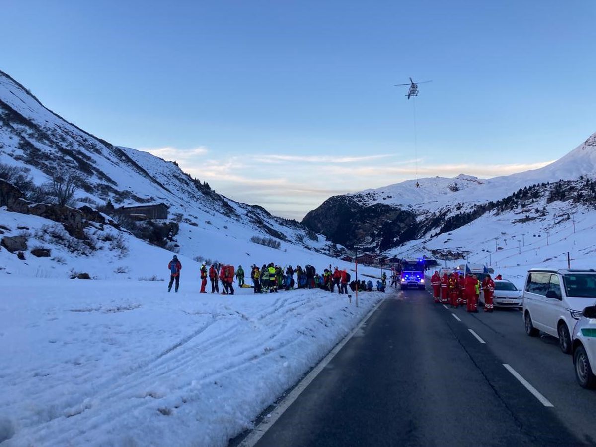 Los equipos de rescate buscan a dos personas tras una avalancha de nieve en Austria