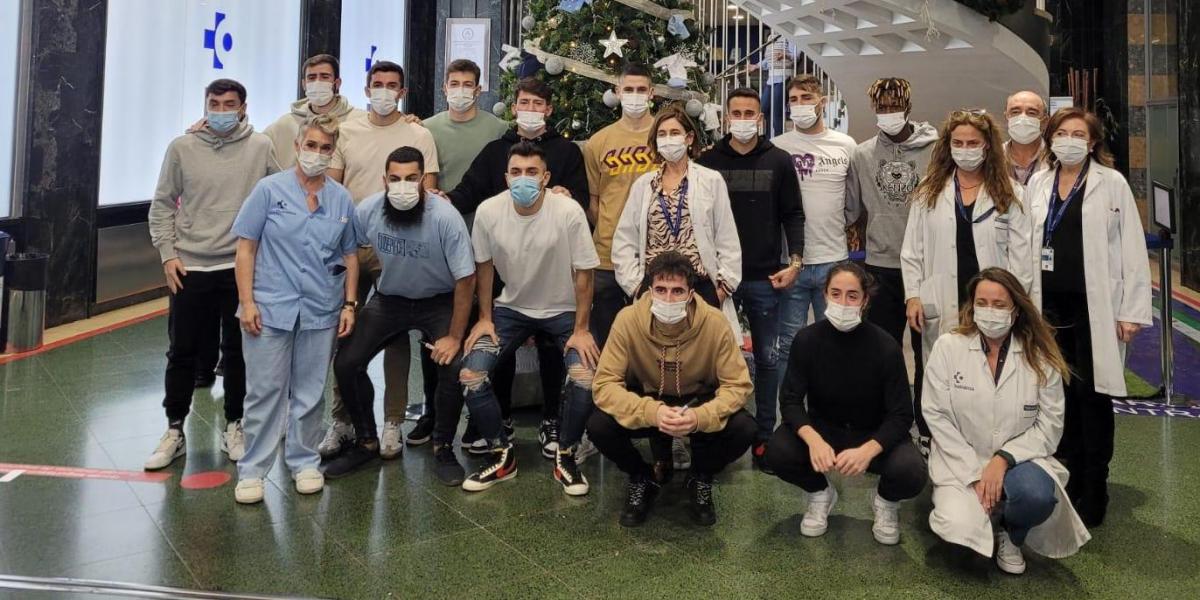 Los leones realizan su habitual visita navideña a los hospitales