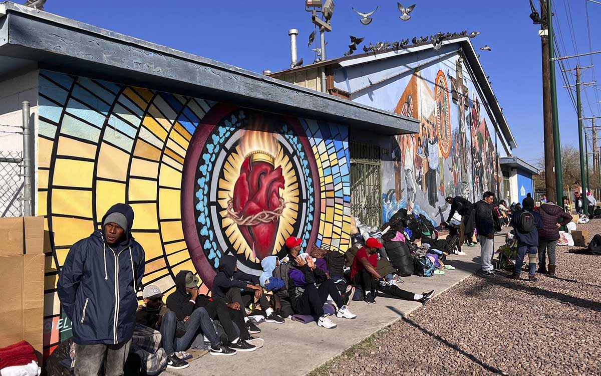 Los migrantes desbordan albergues y calles de El Paso, Texas
